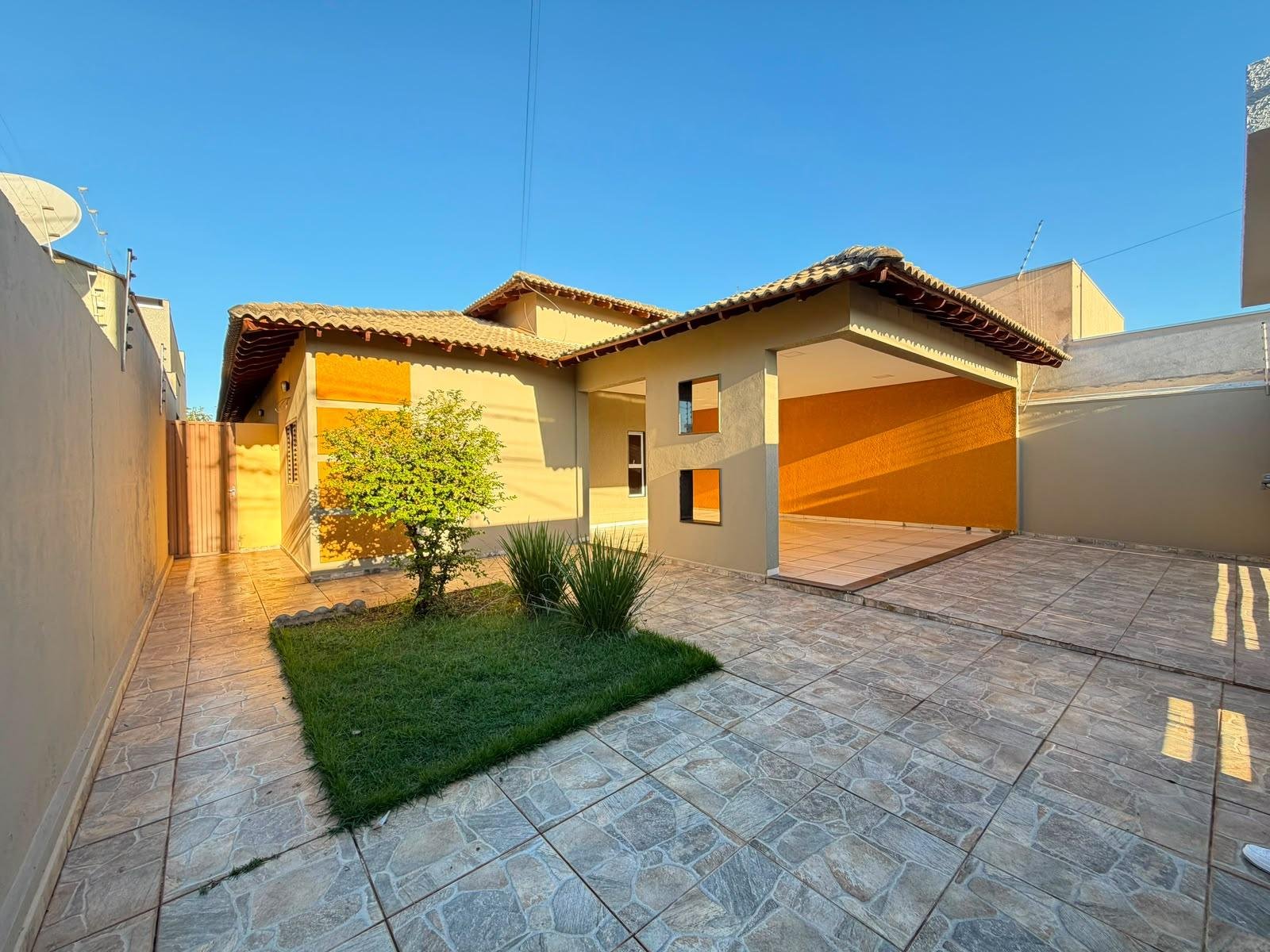 Casa à venda de Terreno Inteiro – Vila Nova